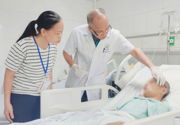 Người đàn ông vỡ nát mặt sau cú ngã trong thang máy