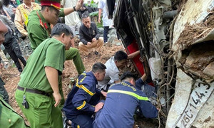 Xe tải mất phanh chở 3 người lao xuống dốc Cun