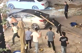 Bắt 10 người liên quan vụ bao vây, đập phá ô tô ở Nghệ An