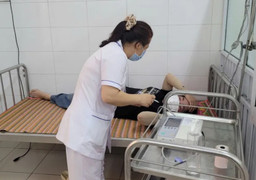Sức khoẻ 14 công nhân phải nhập viện sau bữa ăn trưa tại công ty ở Huế ra sao?