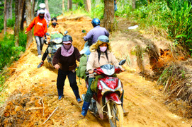 Gian nan mở đường tạm qua cung đèo D'ran bị sạt lở ở Lâm Đồng