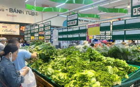 Hàng thiết yếu đua nhau tăng giá, người dân cắn răng chi tiêu
