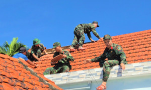 Thủ tướng yêu cầu hỗ trợ người dân xây dựng lại nhà ở sau bão kịp đón Tết