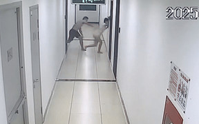 Xác minh vụ chồng kéo vợ ra hành lang đánh ở chung cư Hà Nội