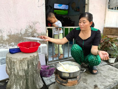 Giá thực phẩm leo thang, công nhân chắt bóp từng đồng cho bữa cơm