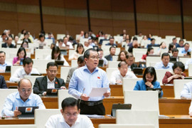 Quản lý 'chân trong chân ngoài' của viên chức thế nào?