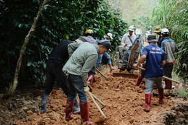Hỗ trợ đá để người dân làm đường tạm xuyên rừng qua đèo D’Ran