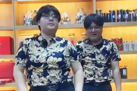 Cặp vợ chồng giống hệt nhau đến nỗi nhiều người 'xui' nên đi xét nghiệm ADN