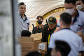 Chuyển nhiều thùng tài liệu niêm phong ra khỏi thẩm mỹ viện Mailisa Hà Nội