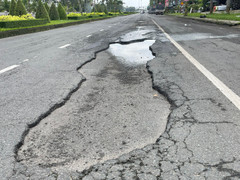 Nhiều tuyến đường xuống cấp, chi chít 'ổ voi, ổ gà' ở Cần Thơ