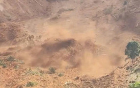 Sạt lở kinh hoàng ở miền núi Đà Nẵng, đất trút ào ạt như 'thác'