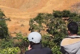 Đưa chó nghiệp vụ vào khu vực sạt lở nghi vùi lấp 3 người ở Đà Nẵng