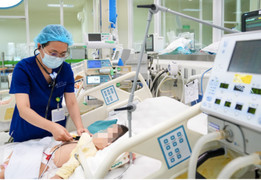 Bé 2 tuổi suy hô hấp nặng vì uống nhầm dầu thắp