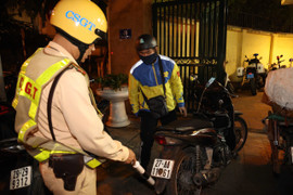 CSGT Hà Nội xuyên đêm xử lý tài xế che biển số, 'lướt' điện thoại khi lái xe