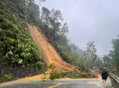 Mưa xối xả gây sạt lở ở miền núi TP Huế, xe máy bị cuốn trôi