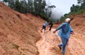 Đất đồi trút ào ạt như thác xuống Quốc lộ 40B, nhiều người vứt xe tháo chạy