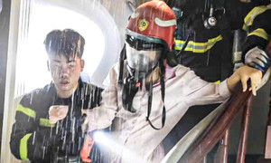 Ngôi nhà 7 tầng cháy ở Hà Nội, cảnh sát kịp thời giải cứu một phụ nữ mắc kẹt