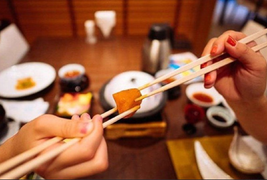 Vì sao người Việt kiêng 'nối đũa'?