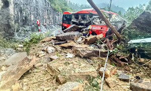 Hiện trường sạt lở núi đè bẹp ô tô khách ở đèo Khánh Lê, ít nhất 6 người chết