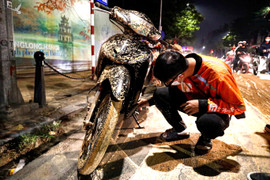 Điều tra vụ bùn nhão tràn khắp đường, tài xế ngã la liệt ở Hà Nội