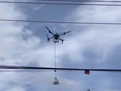 Dùng drone tiếp tế cho người dân bị cô lập ở Đắk Lắk