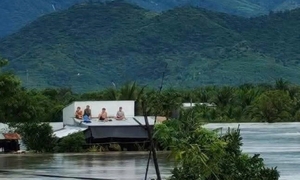 Nhiều nơi tại Khánh Hòa ngập sâu, người dân leo lên mái nhà cầu cứu