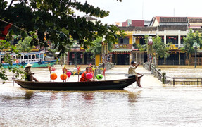 Hội An lại ngập lụt: Dân tất tả dọn đồ, du khách thích thú ngồi thuyền ngắm phố