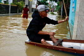 Nước sông lên nhanh, đường thành sông, dân Huế lần thứ 4 'chạy lụt'