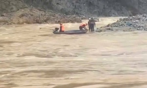 Công an xã ở Đà Nẵng giải cứu 2 người bị mắc kẹt giữa dòng lũ