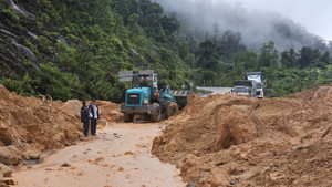 Đèo Khánh Lê gần nơi xe khách bị đất đá đè bẹp tiếp tục sạt lở kinh hoàng