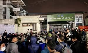 Vật vã thức xuyên đêm chờ nộp hồ sơ mua nhà xã hội ở Hà Nội