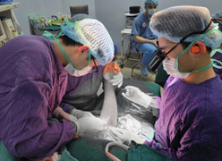 5 giờ phẫu thuật nối cánh tay đứt rời cho người đàn ông bị máy lóc gỗ cuốn nát