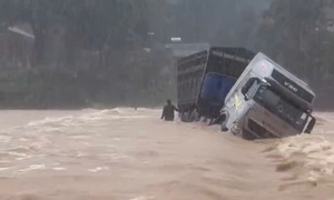 Nước lũ cuốn trôi xe đầu kéo, tài xế mất tích