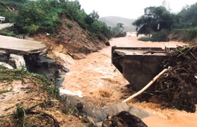 Nước suối dâng cao cuốn sập cầu ở Quảng Ngãi, hơn 1.200 người dân bị cô lập