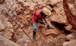 Khoảnh khắc kinh hoàng cầu sập khiến hơn 30 thợ mỏ thiệt mạng