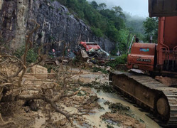 Sạt lở đè bẹp xe khách tại đèo Khánh Lê: Đưa 2 thi thể cuối cùng ra khỏi xe