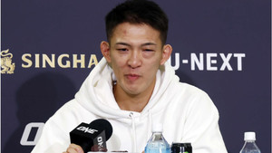 Bị nhà vô địch Muay Thái đánh sưng mặt, cao thủ Nhật Bản bật khóc vì con trai