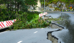 Cận cảnh vết nứt khổng lồ gây biến dạng mặt đường trên đèo Prenn tại Lâm Đồng