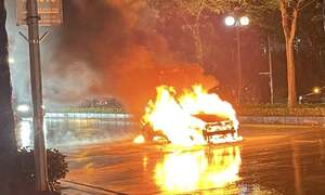 Ô tô bốc cháy ngùn ngụt dưới trời mưa ở Hà Nội