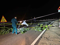 Đường liên xã ở Lâm Đồng nứt toác, sụt sâu 1,5 m