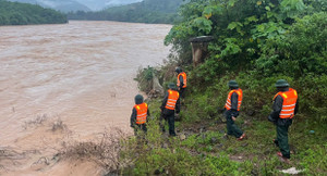 100 người tìm kiếm tài xế xe đầu kéo vượt rào chắn bị lũ cuốn mất tích