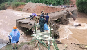 Cận cảnh lũ cuốn sập cầu Nước Bao, xã dựng cầu tạm phá thế cô lập 1.200 người 