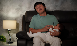 Con tôi khóc đêm, hàng xóm trả thù bằng cách bật nhạc ầm ĩ