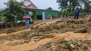 Hàng nghìn khối đất đá từ đồi núi đổ xuống đường, ầm ầm như thác ở Đắk Lắk