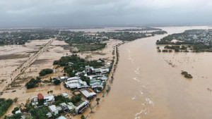Lũ trên các sông ở Đà Nẵng, Huế duy trì mức cao, nhiều nơi chìm trong biển nước