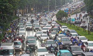 Chật vật trong mưa lạnh từ sáng sớm, người Hà Nội nhích từng mét đến công sở