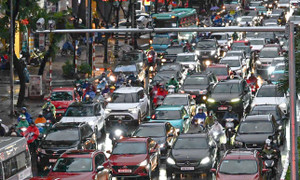 Hà Nội chìm trong mưa rét: Ô tô đổ ra đường, bít kín lối đi của xe máy