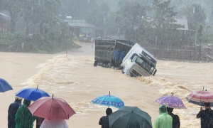 Mưa lũ và sạt lở đất làm 12 người chết và mất tích, 19 người bị thương