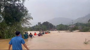 Người dân vùng cô lập ở Đắk Lắk bám dây thừng băng qua dòng nước lũ