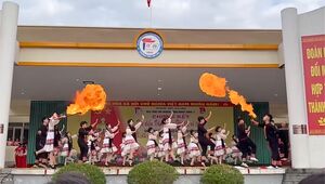 Học sinh lớp 11 trình diễn màn thổi lửa đẹp mắt, sân trường đồng loạt reo hò